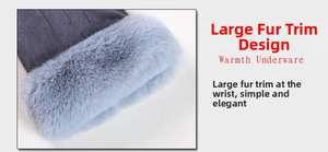 Detailaufnahme der warmen Winterhandschuhe mit dicken Kunstfellbündchen und Wildleder