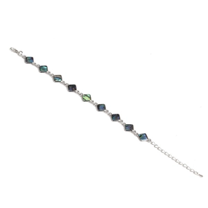 Detalle de pulsera geométrica plateada con eslabones cuadrados de concha de abulón colorido