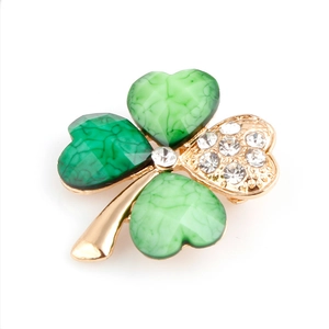 Elegant gold-plated four-leaf clover brooch with green resin and sparkling rhinestones