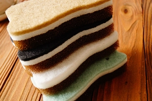 Close-up of cat-shaped kitchen cleaning sponge showing multi-layer scrubbing structure