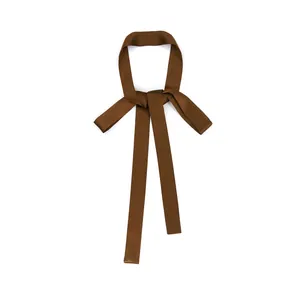 Detailansicht eines 160cm schmalen dunkelbraunen Satin-Schals mit glattem, seidigem Finish