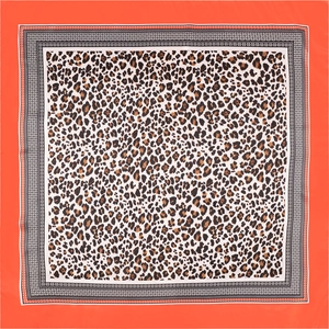 Carré de soie classique à imprimé léopard avec bordures orange et motifs de chaînes