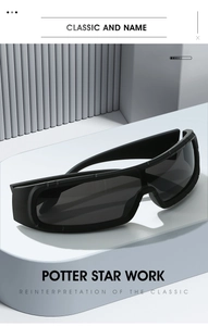 Détail de lunettes de soleil de sport enveloppantes noir mat au design style Y2K