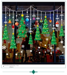 Dettaglio di adesivi natalizi con Babbo Natale, alberi e campane colorate su vetro