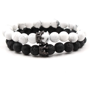 Lot de bracelets en perles de lave noire et pierre blanche marbrée avec couronne