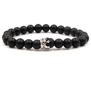 Détail des perles en pierre de lave noire mate et couronne en zircon argenté sur le bracelet