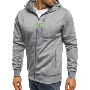 Gros plan sur un sweat à capuche gris pour homme avec des détails de cordon vert fluo vif