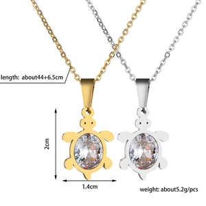 Collar con colgante de tortuga en oro y plata con una piedra central brillante