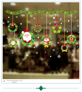Dettaglio degli adesivi natalizi per finestre con Babbo Natale, pupazzo di neve e renne