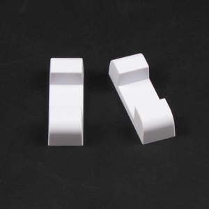 Macro-opname van witte plastic voetstukken voor transparante sieraden displaydozen