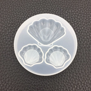 Détail macro du moule rond en silicone avec trois cavités en forme de coquillage pour DIY