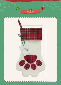Détail d'une chaussette de Noël en forme de patte de chien avec motif à carreaux rouge