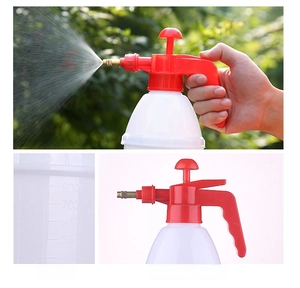 Detail of 800ml garden sprayer showing volume scale and adjustable copper nozzle