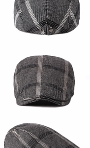 Détail du motif à chevrons et de la boucle en métal sur la casquette plate rétro pour homme