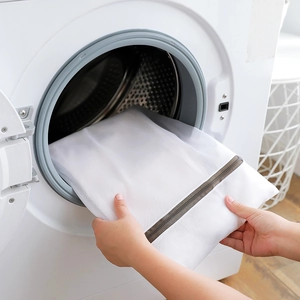 Mesh laundry wash bag for protecting delicate clothes in front-load washing machines