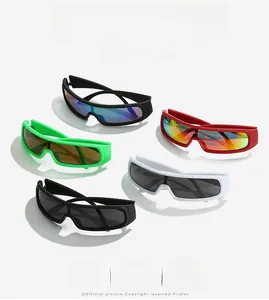 Vue détaillée de lunettes de soleil de sport colorées avec verres larges imperméables