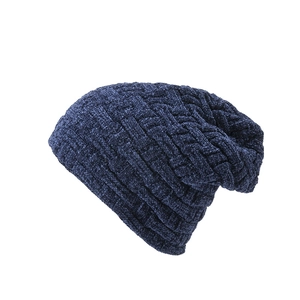 Primer plano de la textura gruesa de punto de chenilla azul marino de este gorro de invierno