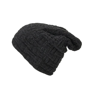 Detalle del tejido de punto cruzado en el gorro de invierno de chenilla en gris oscuro