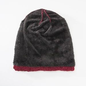 Detalle del gorro de invierno con forro de felpa negra gruesa y tejido burdeos