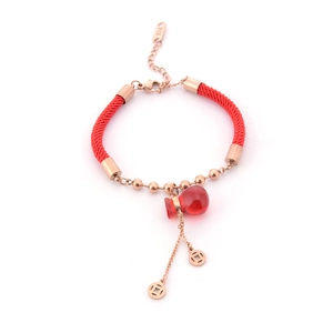 Bracciale a corda rossa con ciondolo a zucca in oro rosa, monete e incisione K14 su bianco