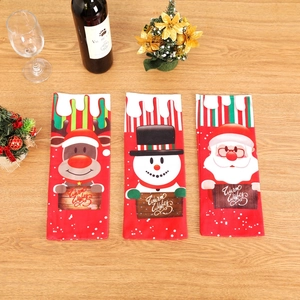 Dettaglio di copribottiglie natalizi in tessuto con Babbo Natale, pupazzo di neve e renna