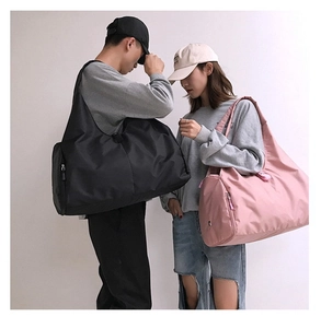 Makroansicht von schwarzen und rosa wasserdichten Nylon-Reisetaschen mit großem Inhalt