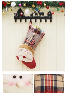 Détail de chaussette de Noël en toile avec motif Père Noël 3D et bordure à carreaux
