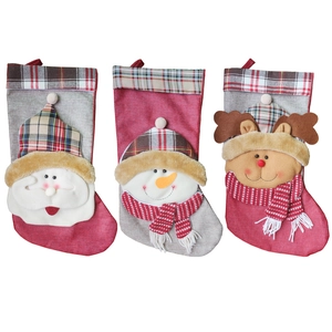 Trois chaussettes de Noël avec Père Noël, bonhomme de neige et renne sur fond blanc