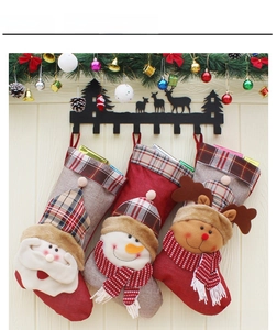 Détail de trois chaussettes de Noël festives avec figurines 3D du Père Noël et du bonhomme de neige