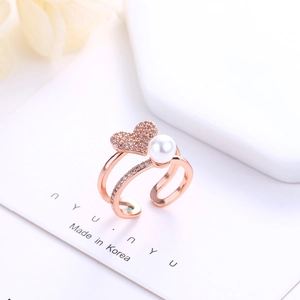 Double-layered rose gold open ring with a pavé heart and white pearl in Korean style