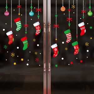 Stickers de Noël avec chaussettes rouges et vertes et flocons de neige sur vitre