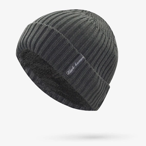 Dettaglio della fodera in pile caldo e dell'etichetta su un cappello di maglia grigio scuro