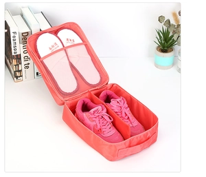 Detalle de bolsa de viaje naranja para zapatos impermeable con tres compartimentos y asa