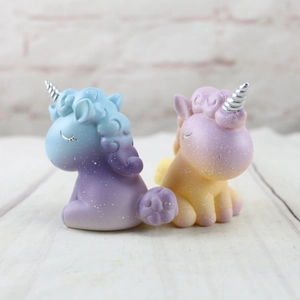 Détail de figurines de gâteau licorne en résine dégradé bleu rose avec corne argentée