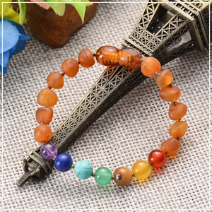 Détail de perles d'ambre et pierres des chakras sur un modèle de tour Eiffel