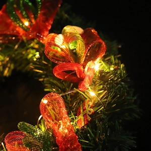Couronne de Noël avec filet PVC, nœuds rouges, lumières LED et ornements dorés