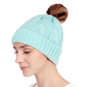 Détail du bonnet en maille bleu clair pour femme avec ouverture pour queue-de-cheval