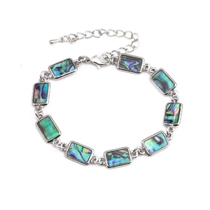 Pulsera de concha de abulón multicolor con eslabones rectangulares sobre fondo blanco
