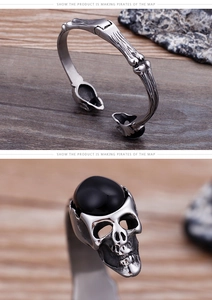 Macro di bracciale con teschio in argento antico e intarsio di pietra nera