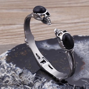 Bracciale rigido aperto in acciaio 316L da uomo con teschi doppi e pietre nere