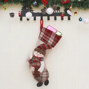 Chaussette de Noël avec poupée bonhomme de neige sur lin beige et tissu à carreaux rouge