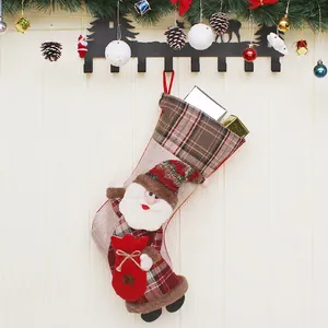 Chaussette de Noël avec Père Noël 3D et détails en tissu écossais sur fond bois rustique