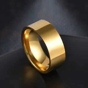Vista macro di un anello largo in acciaio inossidabile dorato con finitura a specchio