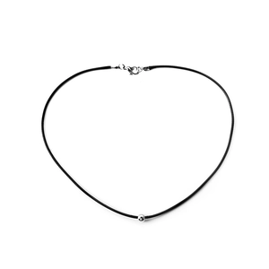 Collier minimaliste en cordon de cuir noir avec petite perle argentée et fermoir
