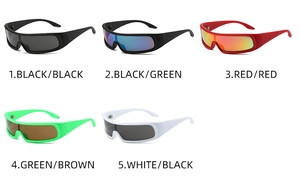 Grille détaillée de cinq lunettes de soleil de sport enveloppantes aux couleurs variées
