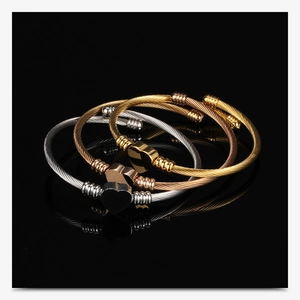 Macro di bracciali a cavo in acciaio inossidabile con cuori su superficie nera