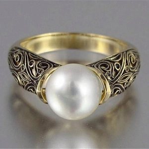 Vintage-Ring mit 14k Goldbeschichtung, großer synthetischer Perle und Retro-Mustern