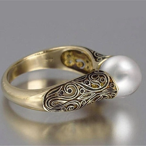 Retro-Ring mit 14k Goldbeschichtung, großer weißer Perle und floralen Gravuren