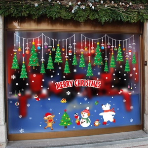 Stickers de Noël pour vitrine avec sapin, renne et bonhomme de neige sur une vitre de magasin