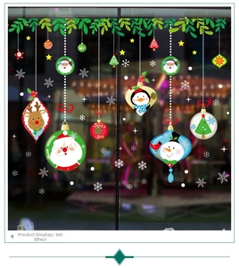 Dettaglio adesivi natalizi con Babbo Natale e renne per decorazione vetrine festive